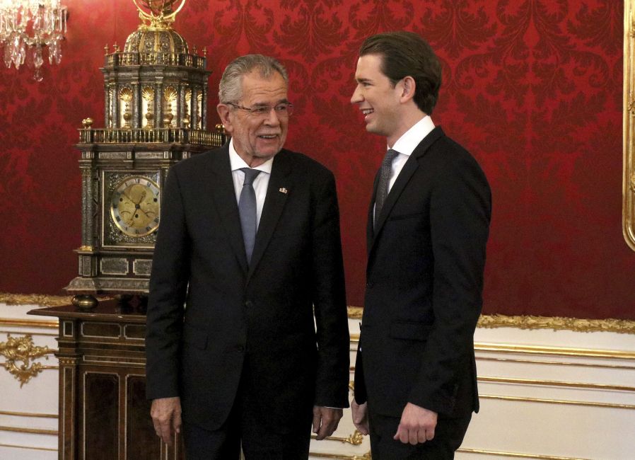 Rakouský prezident Alexander Van der Bellen pověřil předsedu Rakouské lidové strany (ÖVP) Sebastiana Kurze sestavením nové rakouské vlády. 