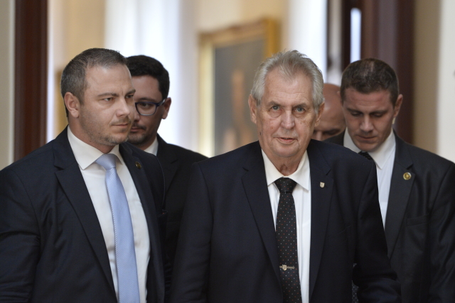 Prezident Miloš Zeman (třetí zleva).