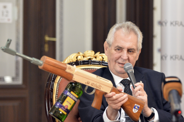 Prezident Miloš Zeman se svým novým dárkem.