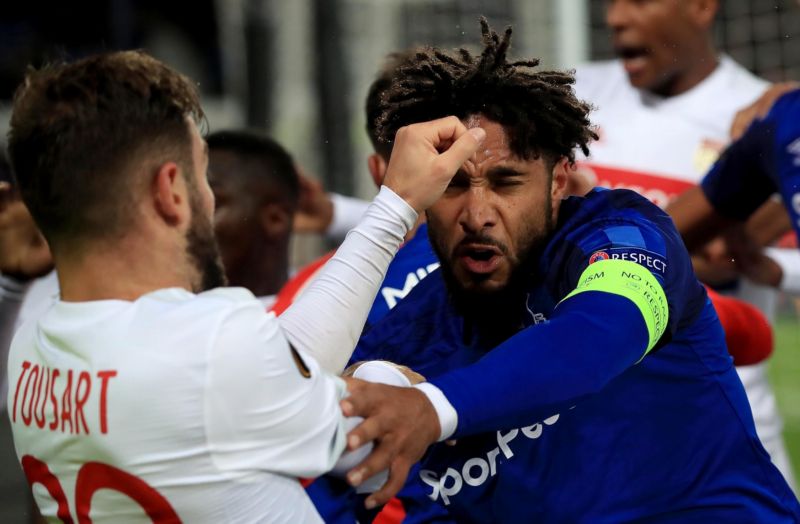 Hromadná bitka na stadionu Evertonu.
