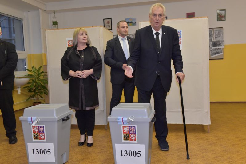 Prezident Miloš Zeman volil s manželkou v Praze.