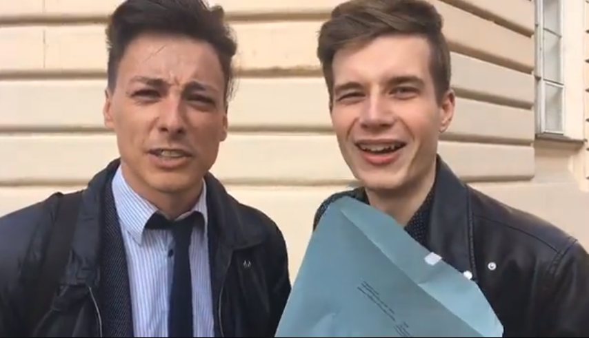 Matěj Stropnický s partnerem Danielem Krejčíkem, který drží volební lístky.