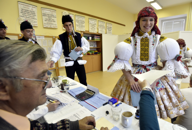Členové Březolupské chasy odevzdali 21. října své hlasy ve volbách do Poslanecké sněmovny v obci Březolupy na Uherskohradišťsku, kde se ten den konaly tradiční slovácké hody.