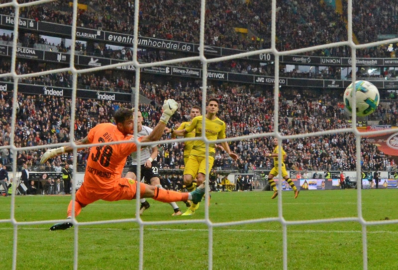 Fotbalisté Dortmundu pouze remizovali s Frankfurtem a mohou přijít o průběžné vedení v Bundeslize. 