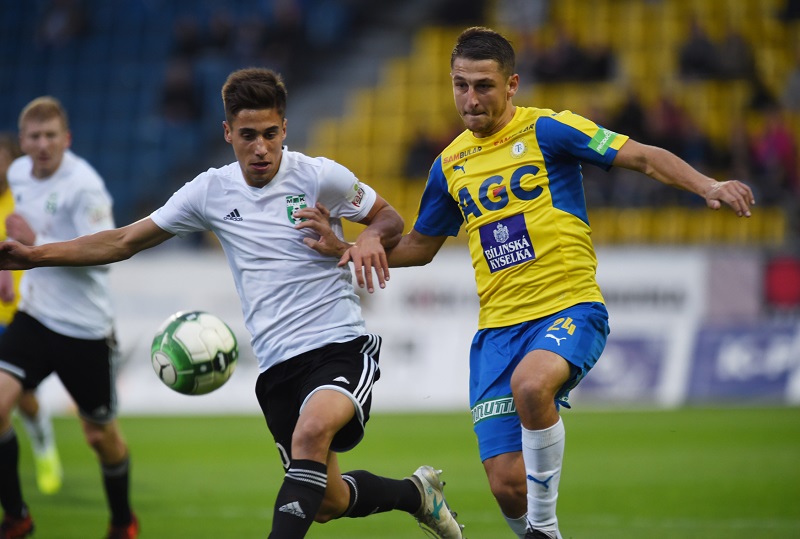 Fotbalisté Teplic v duelu 11. kola první ligy doma porazili Karvinou 1:0.