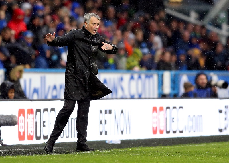 Trenér Chelsea José Mourinho v zápase proti Huddersfieldu.