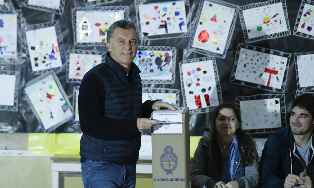 Argentinský prezident Mauricio Macri hází volební lístek do urny.