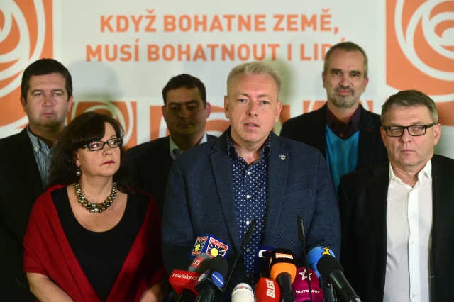 Užší vedení ČSSD na tiskové konferenci.