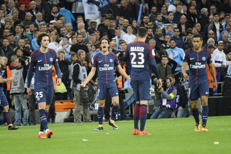 Hráči PSG se radují z branky Edisona Cavaniho.