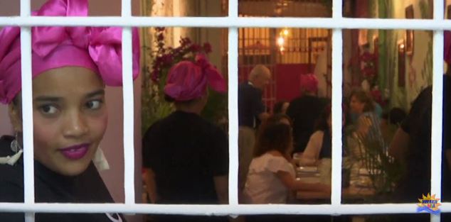 Restaurace, ve které vězeňkyně pracují, nese název El Interno.