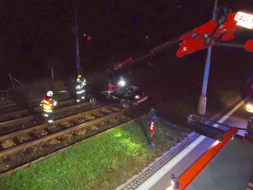 Osobní vůz v tramvajovém kolejišti v Brně. Osobní vůz v tramvajovém kolejišti v Brně.