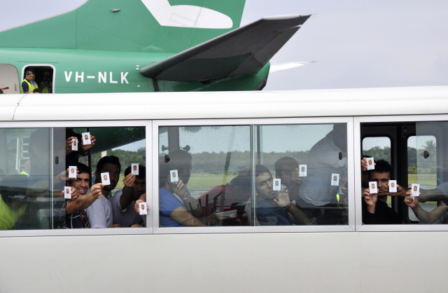 Běženci odjíždějící z ilegálního zařízení na ostrově Manus.