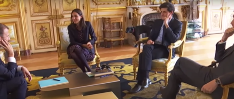 Macronův pes Nemo přerušil jednání.