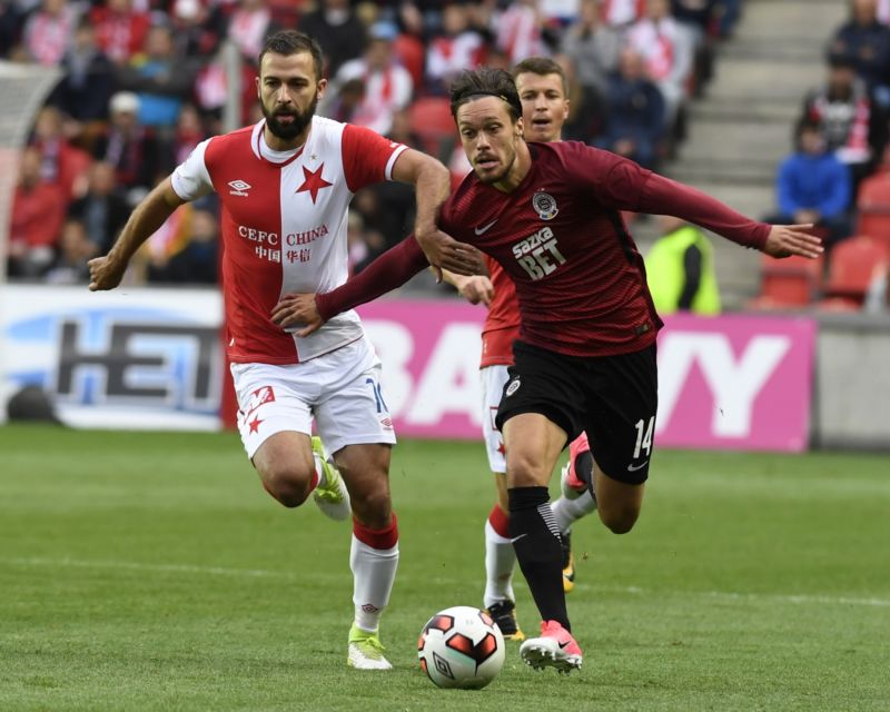 Václav Kadlec v souboji s Josefem Hušbauerem během derby "S".
