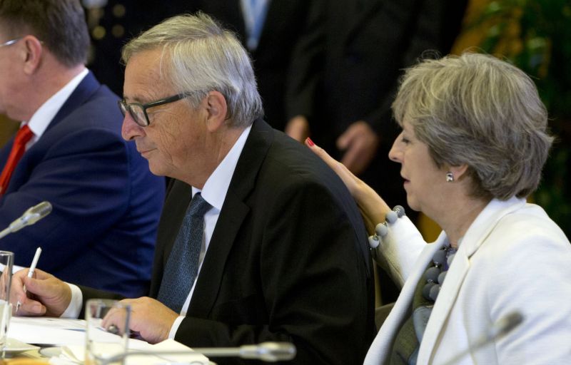 Jean-Claude Juncker a Theresa Mayová.