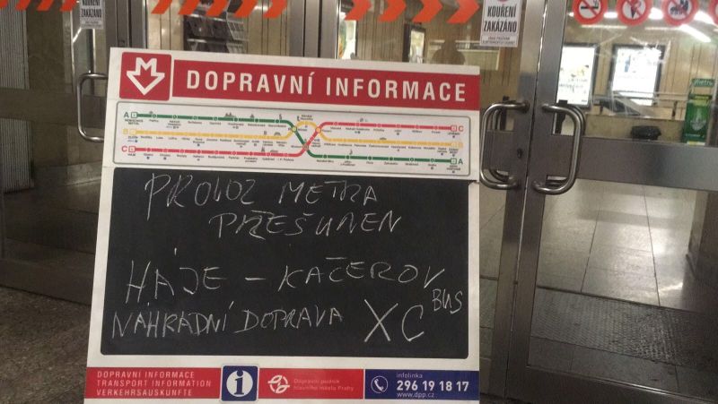 Kvůli zaplavenému kolejišti stojí metro na trase C.
