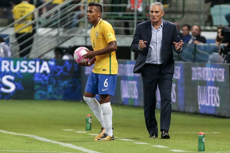 Trenér brazilské reprezentace Tite s jedním ze svých svěřenců při zápase s Chile.