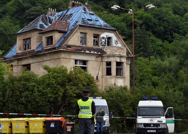 Policie před vilou Milada.