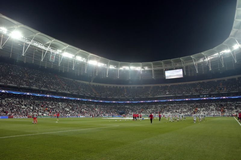 Na stadionu Besiktase Istanbul měli problémy s osvětlením.
