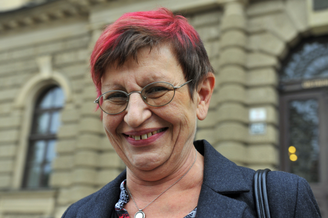 Soud projednával žalobu Ivany Königsmarkové z Unie porodních asistentek, která se po státu domáhá odškodnění za své trestní stíhání. Königsmarková čelila obvinění z ublížení na zdraví při domácím porodu, po němž v roce 2009 zemřelo dítě.