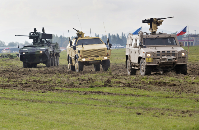 Obrněná vozidla armády ČR. Zleva KBV-PZ Pandur II 8x8 CZ (kolové bojové průzkumné vozidlo), obrněné vozidlo Dingo 2 a Iveco 4x4.