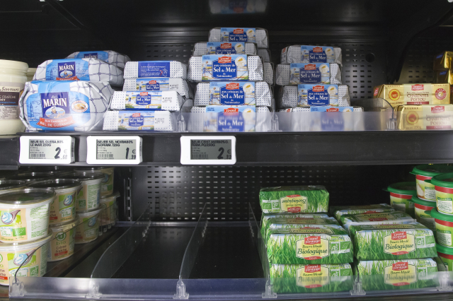 Prázdné regály ve francouzských supermarketech.