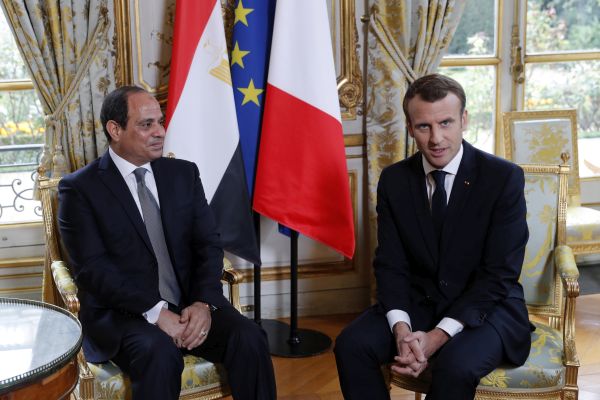 Egyptský prezidetnt Abdal Fattáh Sísí (vlevo) a francouzský prezident Emanuel Macron (vpravo).