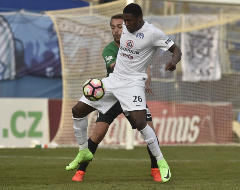 Fotbalista Zbrojovky Francis Koné v jednom ze zápasů české ligy. Fotbalista Zbrojovky Francis Koné v jednom ze zápasů české ligy.