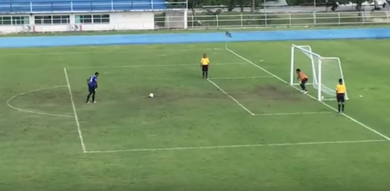 Gólman Satri před osudovou penaltou, která stála jeho tým vítězství.