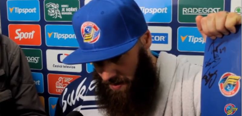 Hokejista Jan Výtisk při  pozápasovém rozhovoru.