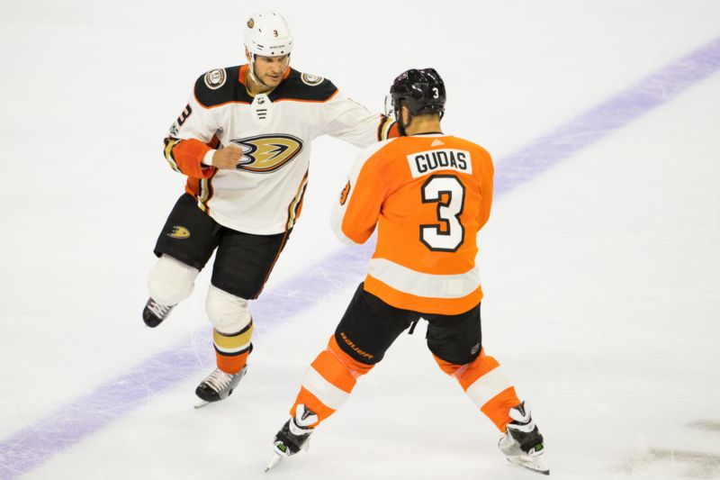 Radko Gudas v bitce s Kevinem Bieksou.
