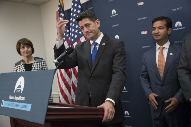Předseda sněmovny reprezentantů Paul Ryan (uprostřed). 