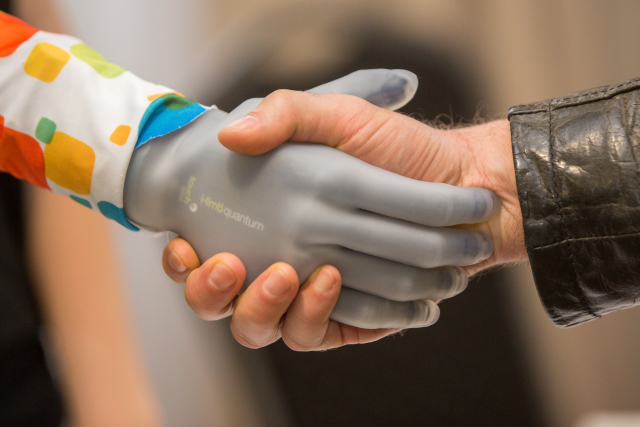 Bionická protéza Touch Bionics.