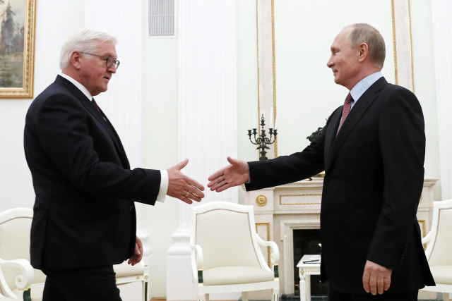 Německý prezident Frank-Walter Steinmeier a ruský prezident Vladimir Putin.
