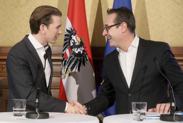 Předseda Rakouské lidové strany (ÖVP) Sebastian Kurz (vlevo) a předseda Svobodné strany Rakouska (FPÖ) Heinz-Christian Strache.
