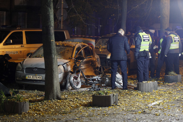 Exploze bomby nastražené v autě v Kyjevě zranila tři lidi, jeden v z nich zranění podlehl.
