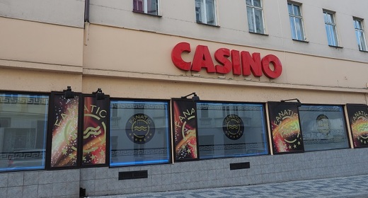 Podobných prázdných prostor po kasinech a hernách má na desítky.