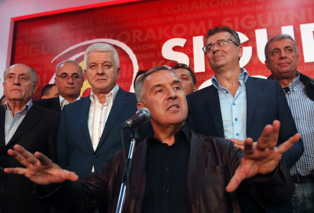 Černohorský premiér Milo Djukanovič (uprostřed), na kterého měl být spáchán atentát.
