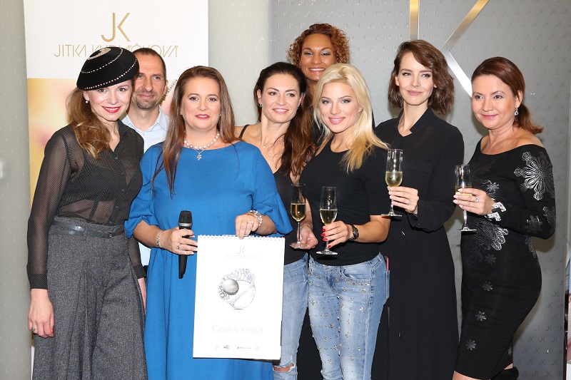 Zleva: Martina Kociánová, Dalibor Dostál, Jitka Kudláčková, Hana Kynychová, Lejla Abbasová, Eva Perkausová, Gabriela Kratochvílová a Jolana Voldánová. 