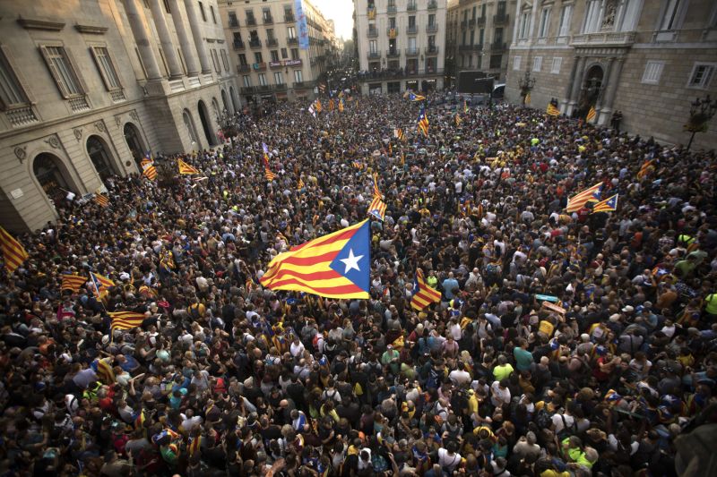 Tisíce lidí slaví v Barceloně rezoluci o katalánské nezávislosti.