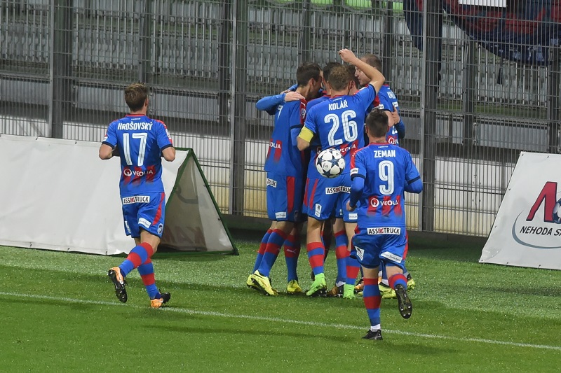 Fotbalisté Viktorie Plzeň se radují ze vstřeleného gólu.
