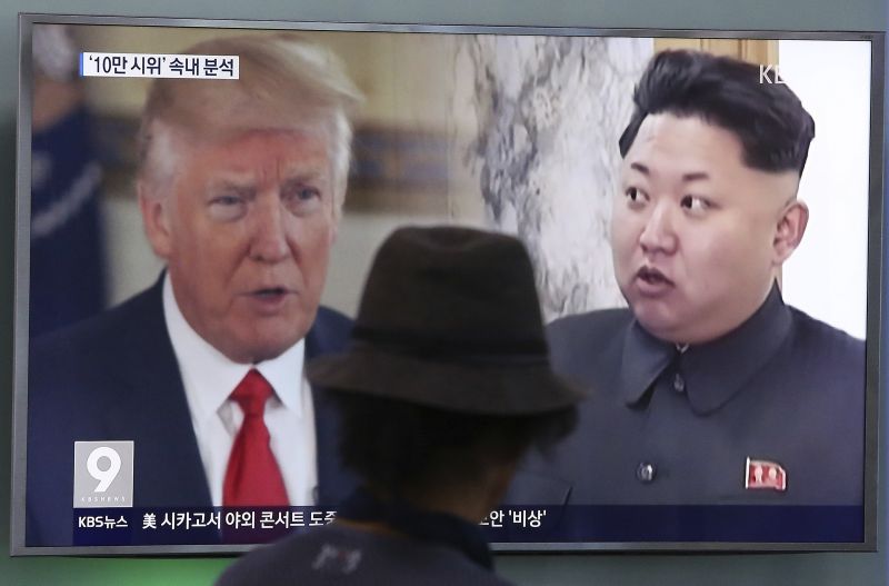 Donald Trump a Kim Čong-un (vpravo).