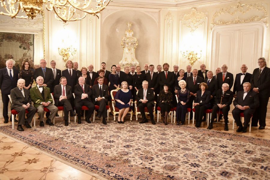 Vyznamenaní s prezidentem Milošem Zemanem.