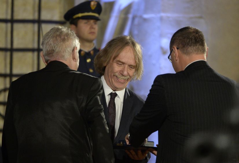 Písničkář Jaromír Nohavica přebírá od prezidenta Miloše Zemana státní vyznamenání.