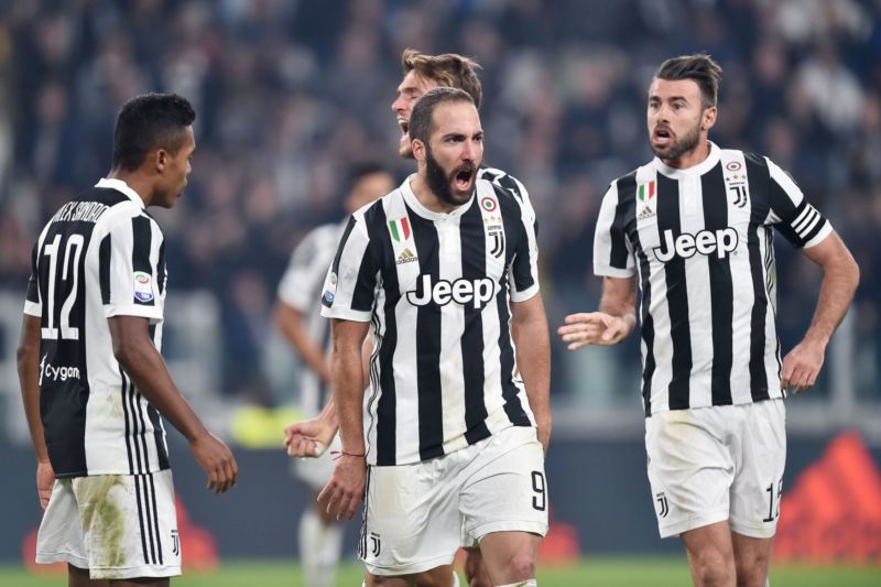 Fotbalisté Staré dámy oslavují gól Gonzala Higuaína.
