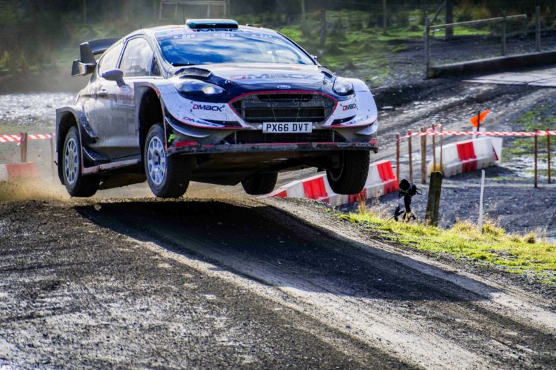 Druhou etapu britské Rallye ovládl domácí závodník Evans. Druhou etapu britské Rallye ovládl domácí závodník Evans.