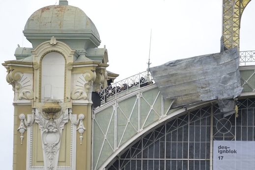 Poničená střecha Průmyslového paláce v Praze.