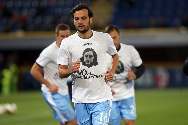 Jeden ze střelců Lazia Marco Parolo. Jeden ze střelců Lazia Marco Parolo.