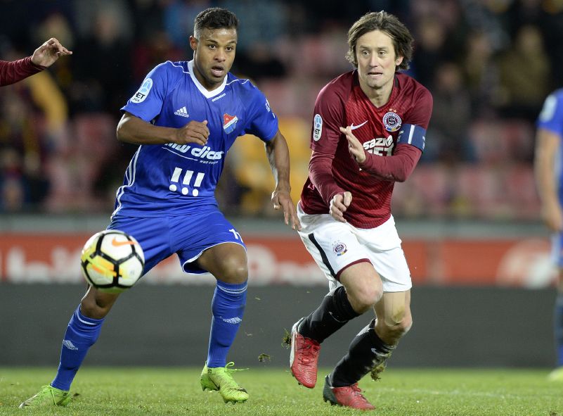 Tomáš Rosický (vpravo) v zápase proti Baníku Ostrava. Tomáš Rosický (vpravo) v zápase proti Baníku Ostrava.