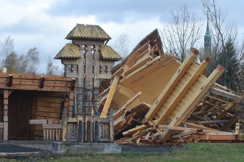 V Mostě se kvůli silnému větru zřítil pravoslavný dřevěný kostel postavený v roce 2010. Kostel stavěli tradiční metodou bez použití hřebíků.